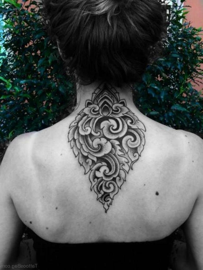 eine Frau mit Tattoo im Nacken, eine abstrakte Komposition mit geometrischer Form