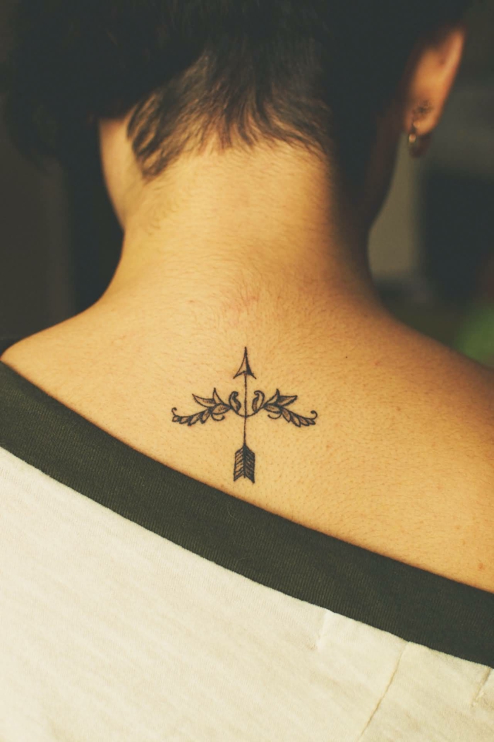 ein Symbol für Zielstrebigkeit - eine Pfleile mit Flügel Tattoo im Nacken