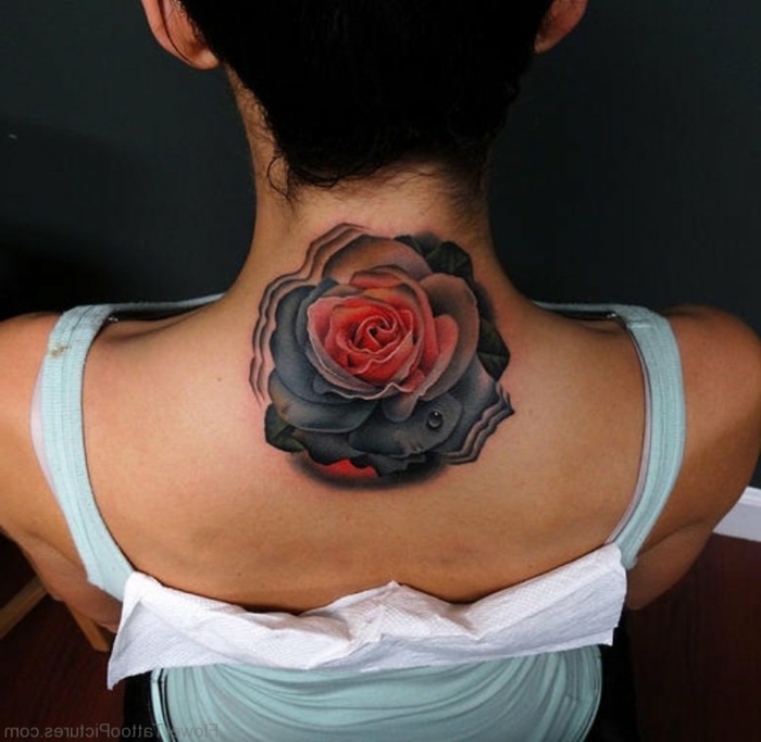 eine Rose als Tattoo am Nacken - eine rote Farbe in der Mitte, von Blau umgeben