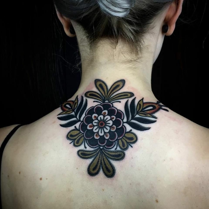 ein symmetrisches Tattoo, eine bunte Blume von Blüten und Blättern umgeben - Tattoos für Frauen