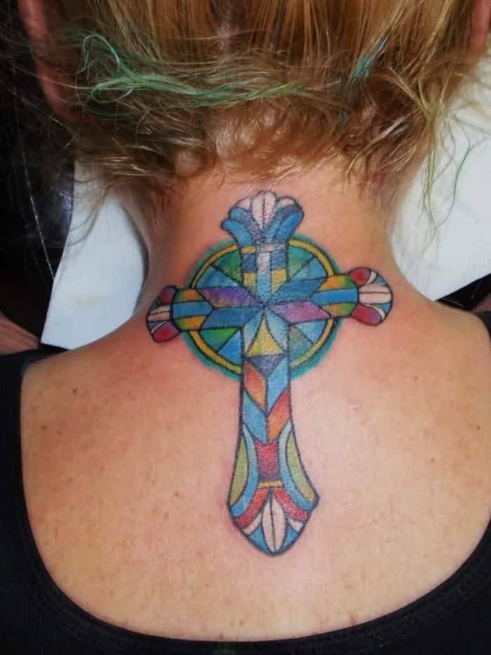 ein buntes Tattoo im Nacken mit Kreuz - ein Zeichen von Glaube