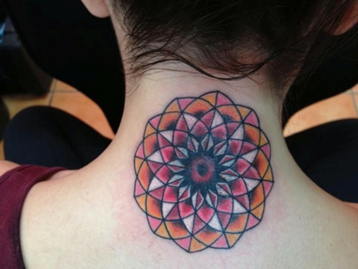 eine Mandala Blumen in harmonischen Farben - Tattoo Nacken ganz symmetrisch