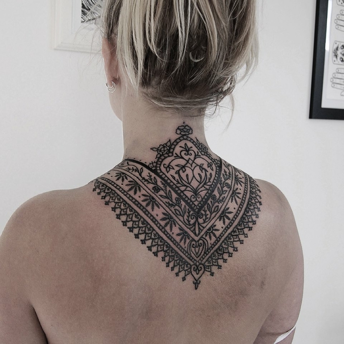 ein Mandala Tattoo, das wie ein Schal aussieht - Tattoo Nacken