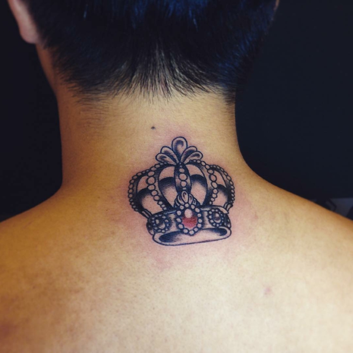 eine Krone als Tattoo Nacken, ein roter Stein in der Mitte für ein königliches Gefühl