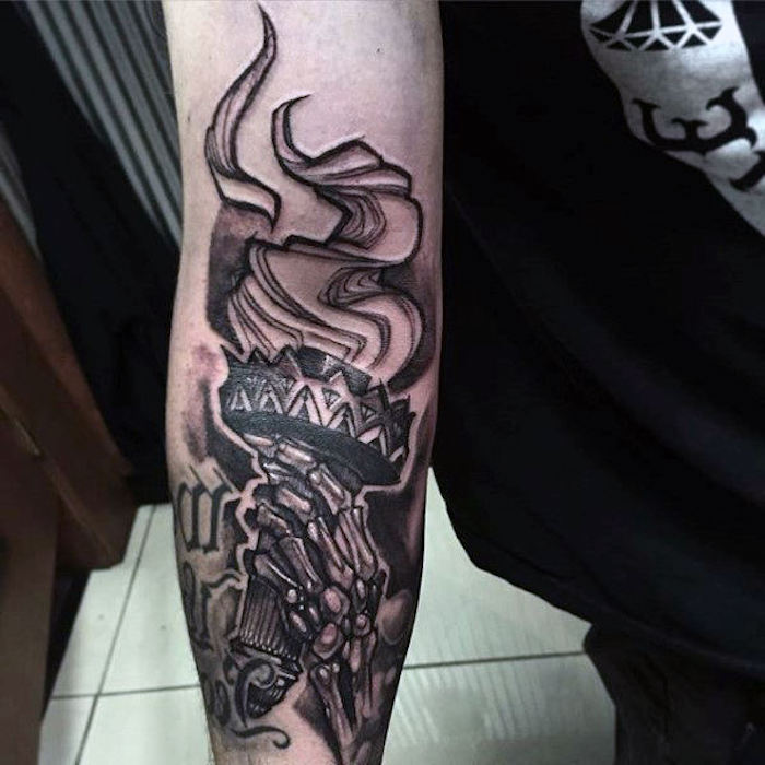 tattoo muster, fakel als tattoo-motiv, blackwork tattoo am arm 