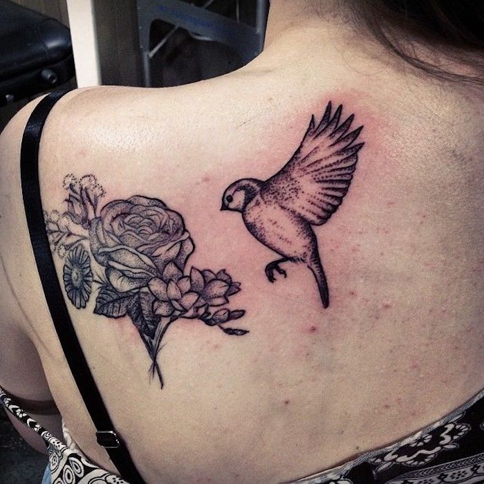 tattoo schwalbe, frau mit tätowierung am rocken, blumen und vogel