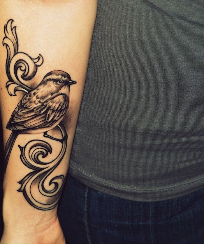 tattoo unterarm, große schwarz-graue tätowierung, vogel am zweig