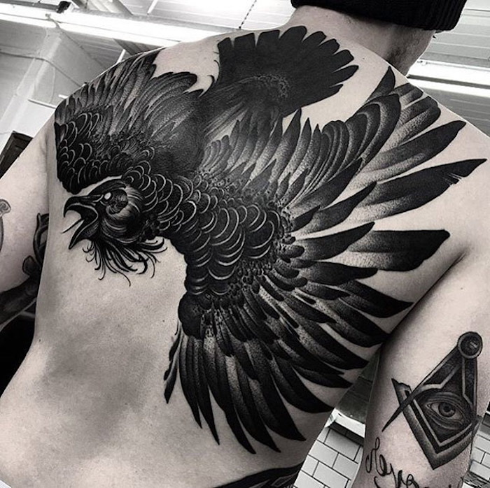 tattoo vogel, großer schwarzer vogel am rücken, mann