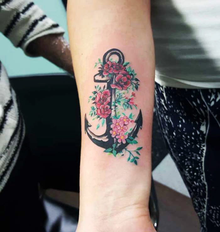 tattoovorlagen für frauen, anker mit roten blumen am arm
