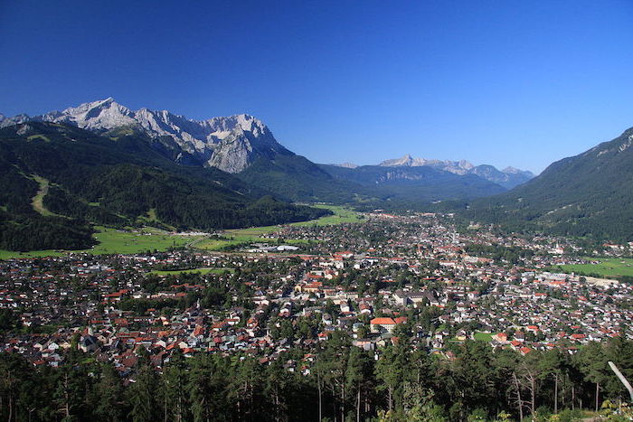 top reiseziele zum besuchen in den deutschen bergen gebirge aussicht zum faszinieren und genießen die stadt von oben gesehen