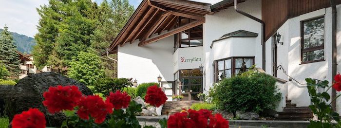 top reiseziele garmisch partenkirchen kleine stadt in den bergen schönheit liebevolle natur rote blumen ein gemütliches haus von außen fotografiert