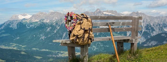 top reiseziele in deutschland wandern gehen schönes bild gebirge rucksack wandern blumenkranz schöne laune sport treiben