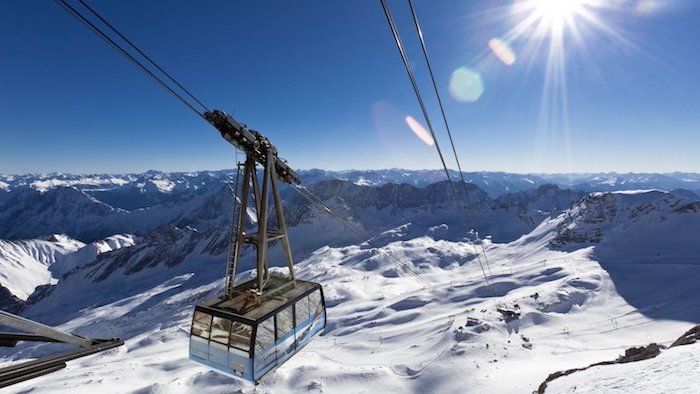 günstige urlaubsziele zum besuchen die deutschen gebirge einen skiurlaub in garmisch-partenkirchen bild von den bergen schnee lift sonnenschein