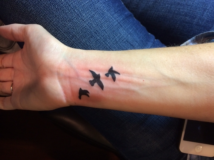 unterarm tattoo, kleine tattoo-motive, fligende vögel