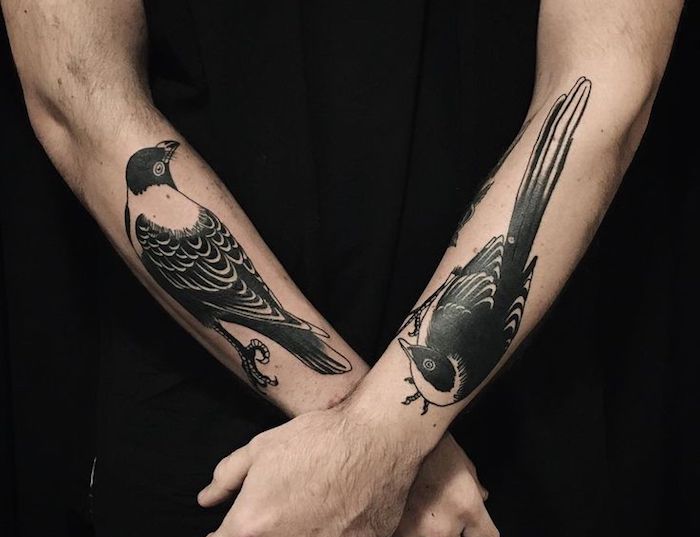 unterarm tattoo mit vogel-motiv, mann mit blackwork tattoos