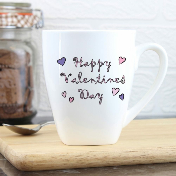 Weiße Tasse mit Aufschrift "Happy Valentines Day", Geschenkideen zum Valentinstag für jeden Geschmack