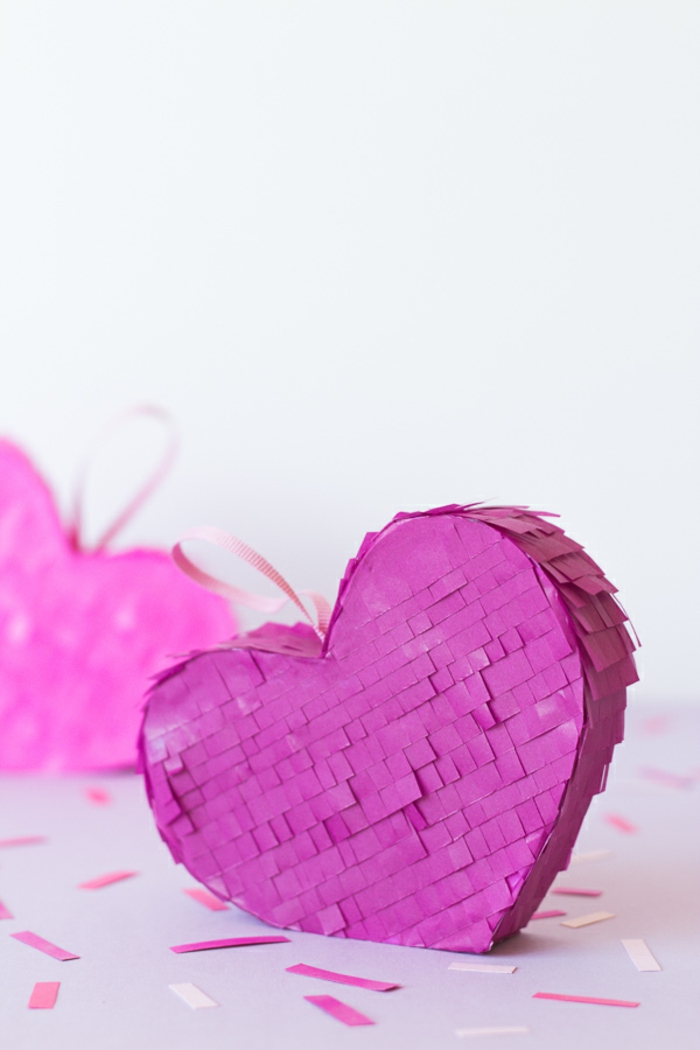 Violettes Pinata Herz voll mit Süßigkeiten, romantische Überraschung zum Valentinstag für ihn