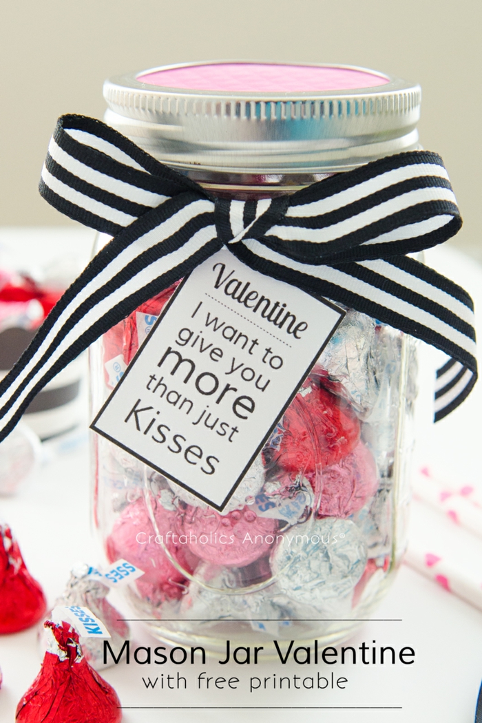 Einmachglas voll mit Pralinen, mit Schleife und Anhänger verziert, süße Überraschung zum Valentinstag