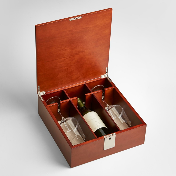 Holzschachtel mit Weinflasche und zwei Gläsern, Geschenkidee zum Valentinstag für Männer