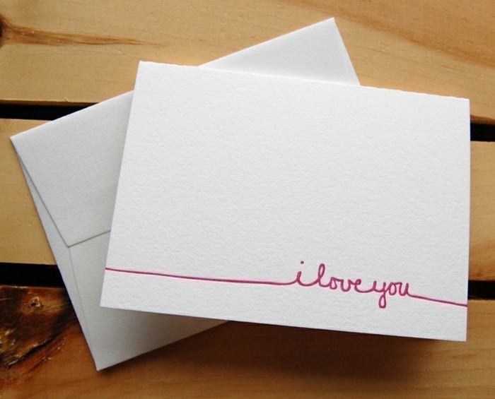 Valentinskarte selber basteln, rosafarbene Aufschrift Ich liebe dich auf weißem Hintergrund, kleine Überraschung für ihn