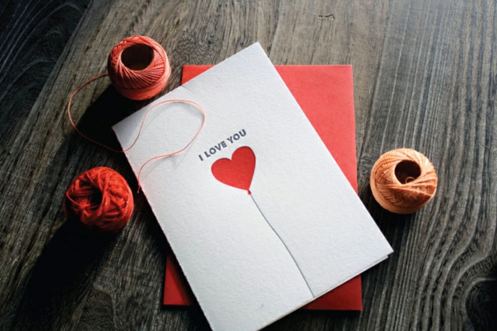 Valentinskarte für ihn, Aufschrift Ich liebe dich und rotes Herz auf weißem Hintergrund, kleine Überraschung zum Valentinstag