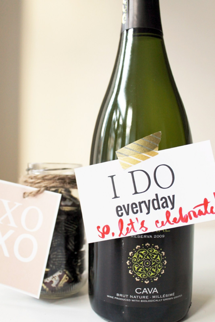Weinflasche mit Anhänger zum Valentinstag schenken, tolle Geschenkidee für Männer, jeden Tag ein Grund zum Feiern
