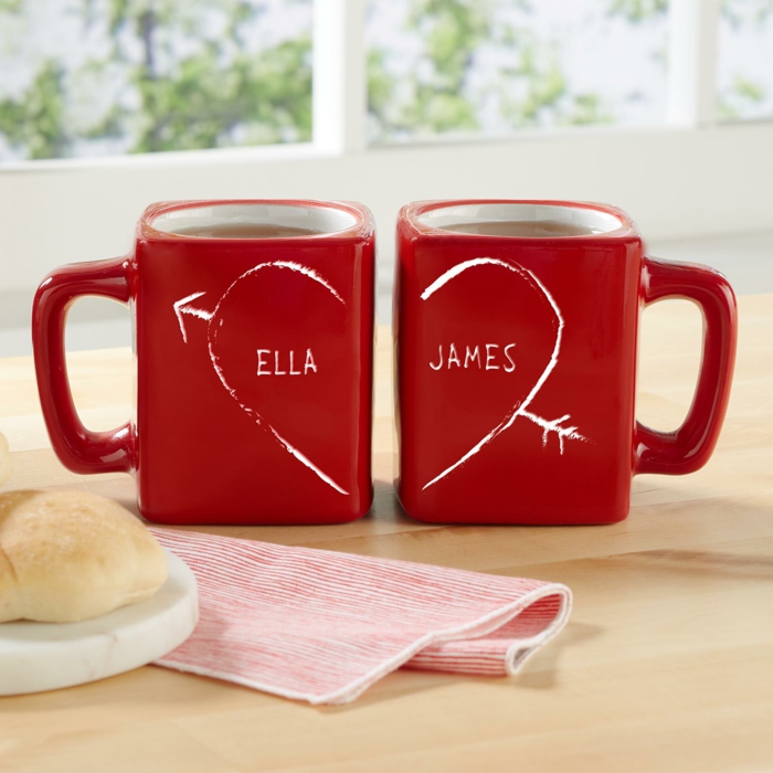 Zwei rote Tassen mit Namen, Geschenkidee für verliebte Paare zum Valentinstag, geteiltes Herz