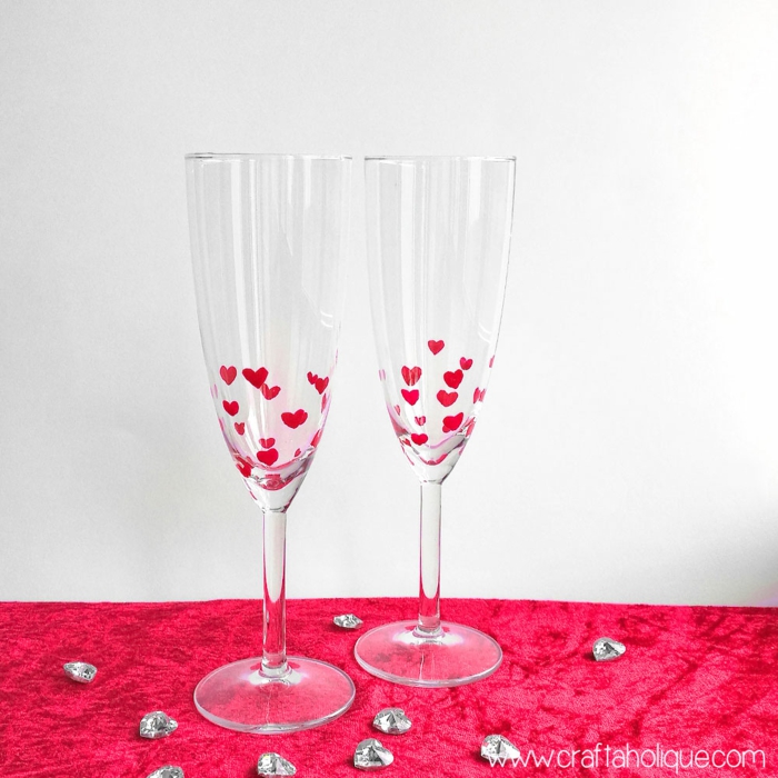 Weingläser selbst verzieren, kleine Herzen mit rotem Nagellack aufzeichnen, schöne Geschenkidee zum Valentinstag