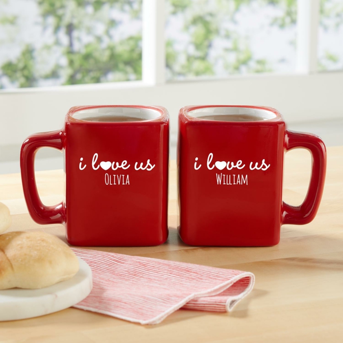 Zwei rote Tassen mit Aufschriften, ich liebe uns, Geschenkidee für verliebte Paare zum Valentinstag