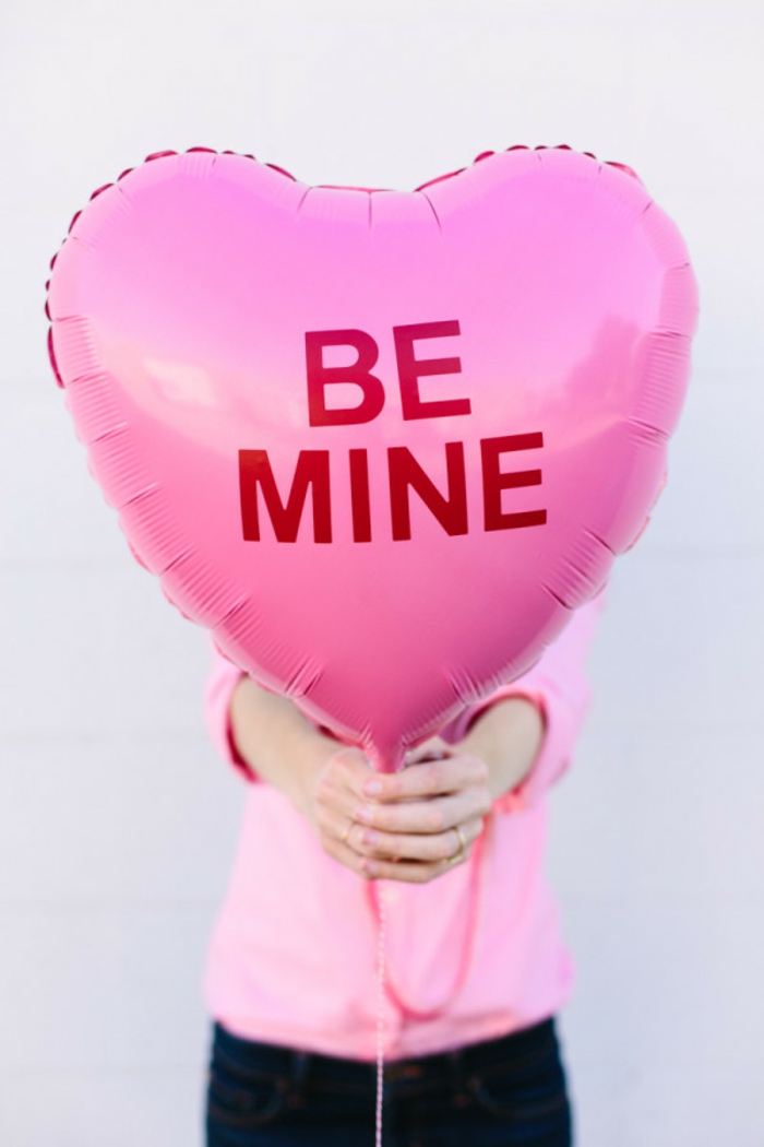 Herz-Luftballon mit Aufschrift "Be Mine", kleine aber romantische Überraschung zum Valentinstag