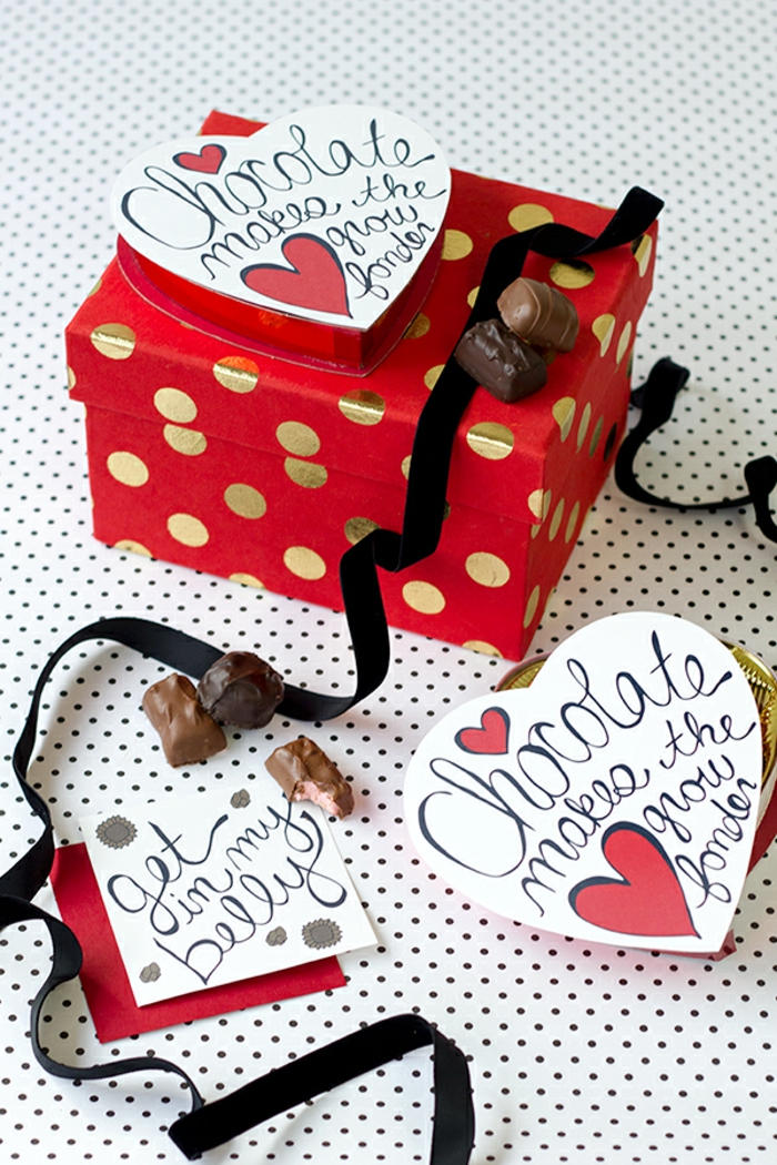 Schachtel voll mit Süßigkeiten, Geschenk zum Valentinstag für Menschen mit feinem Geschmack