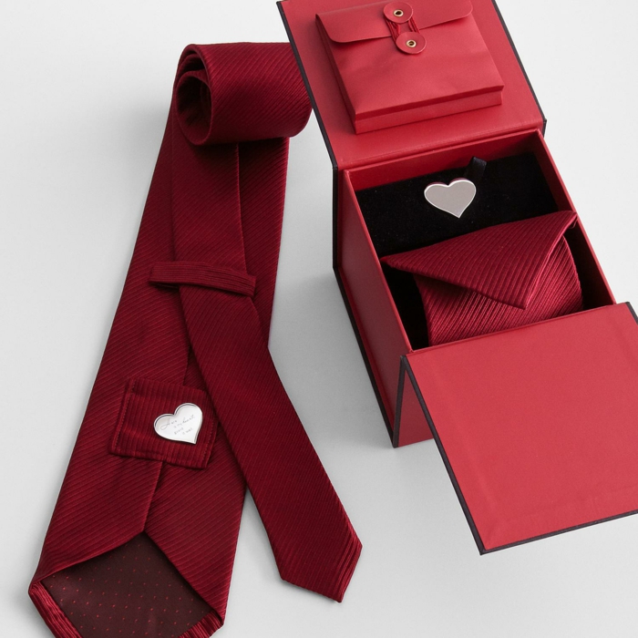 Rote Krawatte mit Herz-Krawattennagel, romantische Geschenkidee zum Valentinstag für ihn