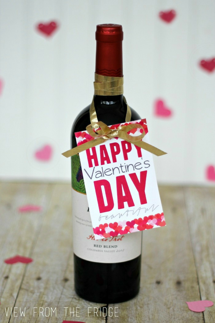 Weinflasche mit Anhänger und Schleife, Geschenkidee zum Valentinstag zum Nachmachen, Geschenk für ihn