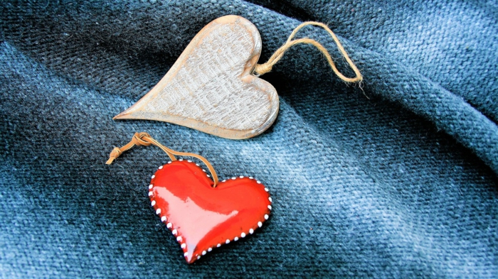 kleine Valentinsgeschenke, Hintergrundbilder Liebe - zwei kleine Herzchen in weißer und roter Farbe