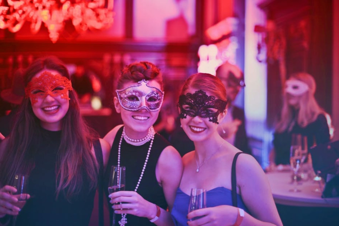 Fasching Motto von einer vintage Party, drei hübsche Frauen mit Augenmasken