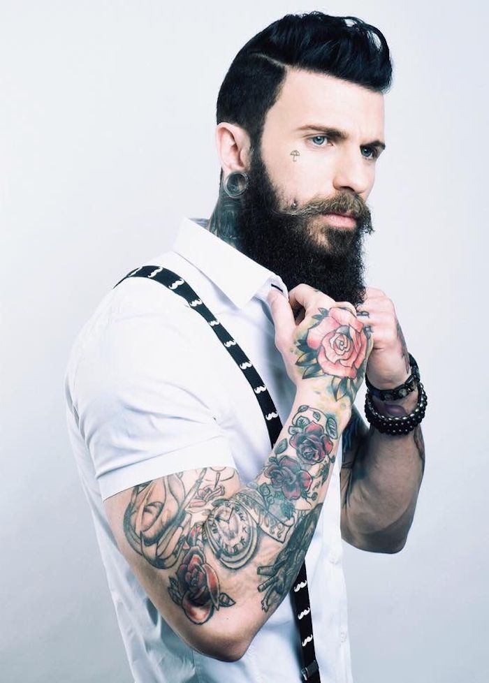 bartformen mittellanger schwarzer bart bunte tattoos weißes hemd mit kurzen ärmeln hosenträger style ideen outfit