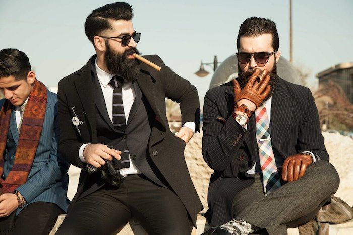 hipster bart ideen von mr erbil club der gentlemen drei männer rauchen zigaretten cooler stil für männer bart anzug krawatte brille schall lederhandschuhe