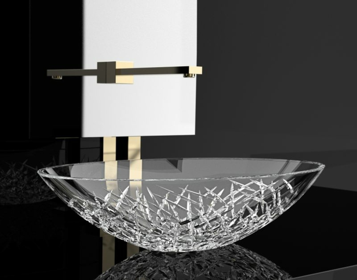 elegante Badeinrichtung - schwarzer Waschtisch mit Spiegeleffekt, schwarze Wand mit Spiegeleffekt, rundes freistehendes Glasbecken, Wasserhahn mit Goldabdeckung