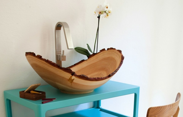 Badezimmereinrichtung im Landhausstil - Designer Handwaschbecken mit Trog aus Holz, Deko mit weißer Orchidee, blauer Waschtisch aus Plastik