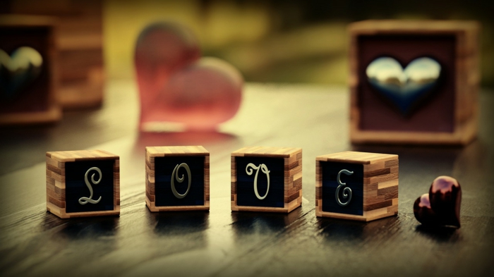 Auf Englisch das Wort Liebe auf vier kleine Würfel geschrieben - Valentinstagsgrüße