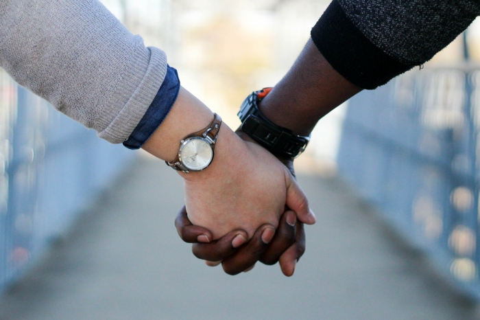 Hände zu halten, ist ein großes Zeichen von Liebe, Valentinstagsgrüße