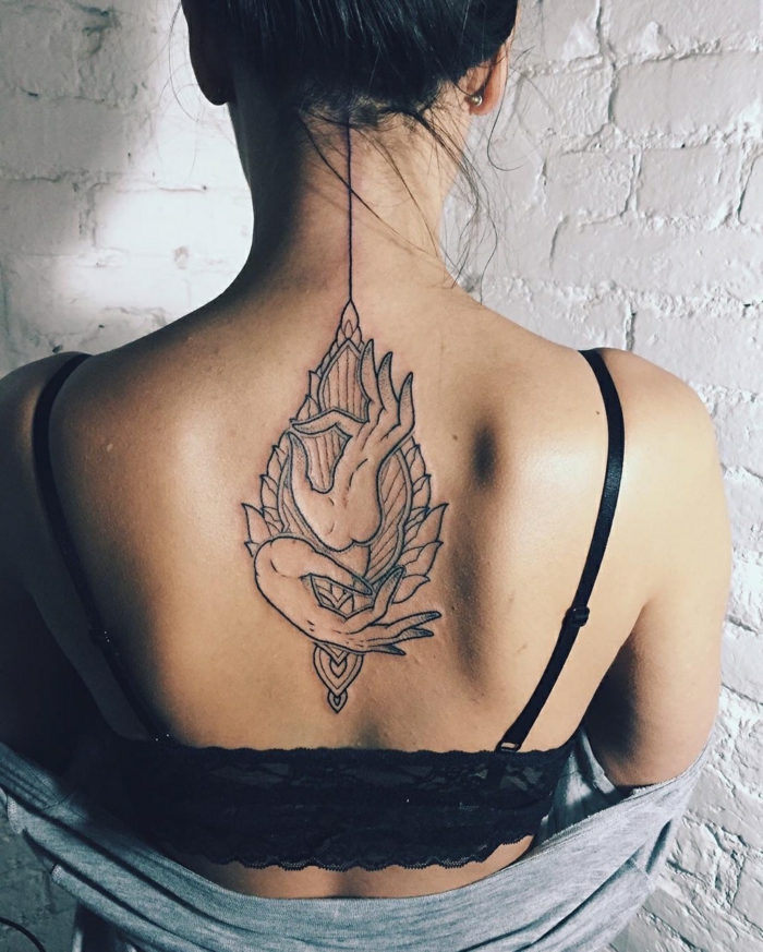 ein Zeichnen von Zauberer und ein Medailien - Tattoo Motive Frau