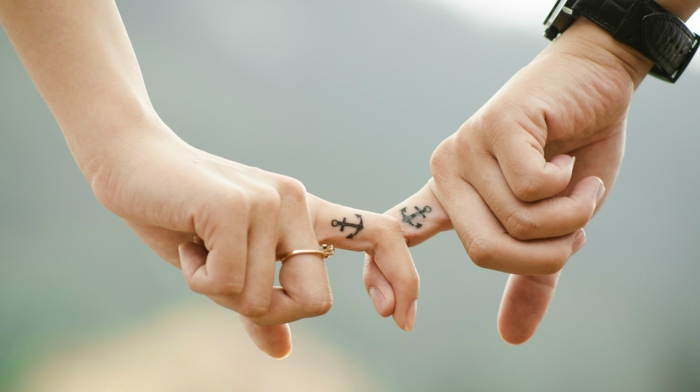 Kuschelbilder - zwei kleine Anker in den Finger symbolisieren das Bund für Leben