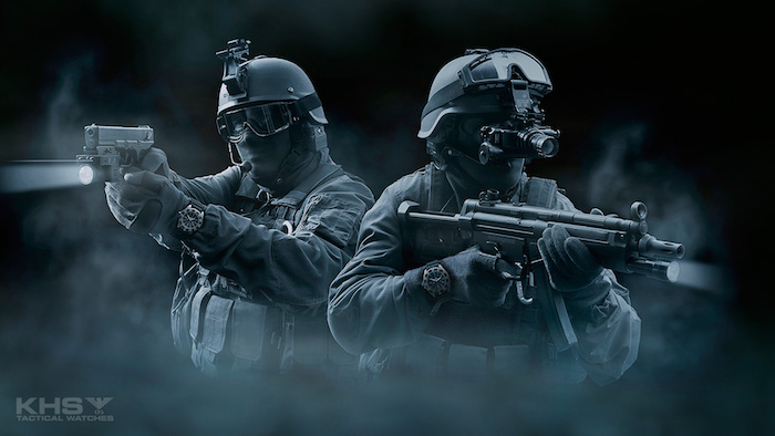soldaten mit zwei schwarzen militäruhren