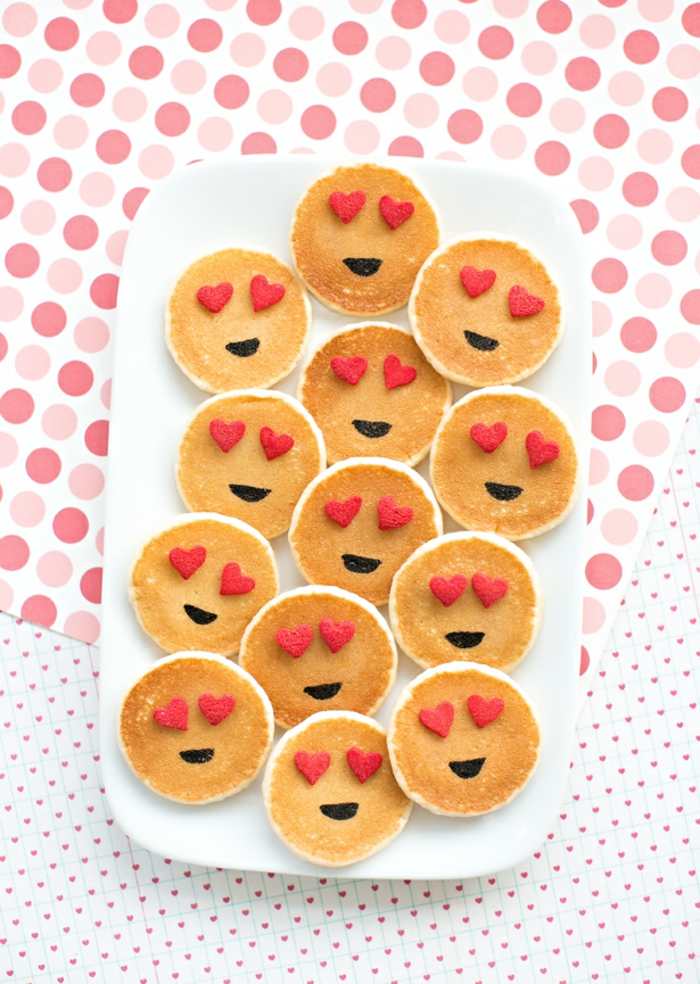 Pfannkuchen als Emoticons, romantisches Frühstück zum Valentinstag servieren, süße Geschenkidee