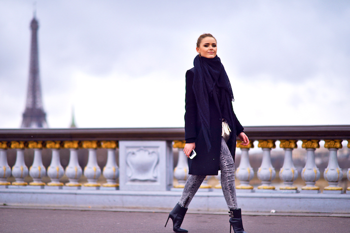 winter outfit damen, schwarzer mantel in kombination mit grauen jeans und blauem schal