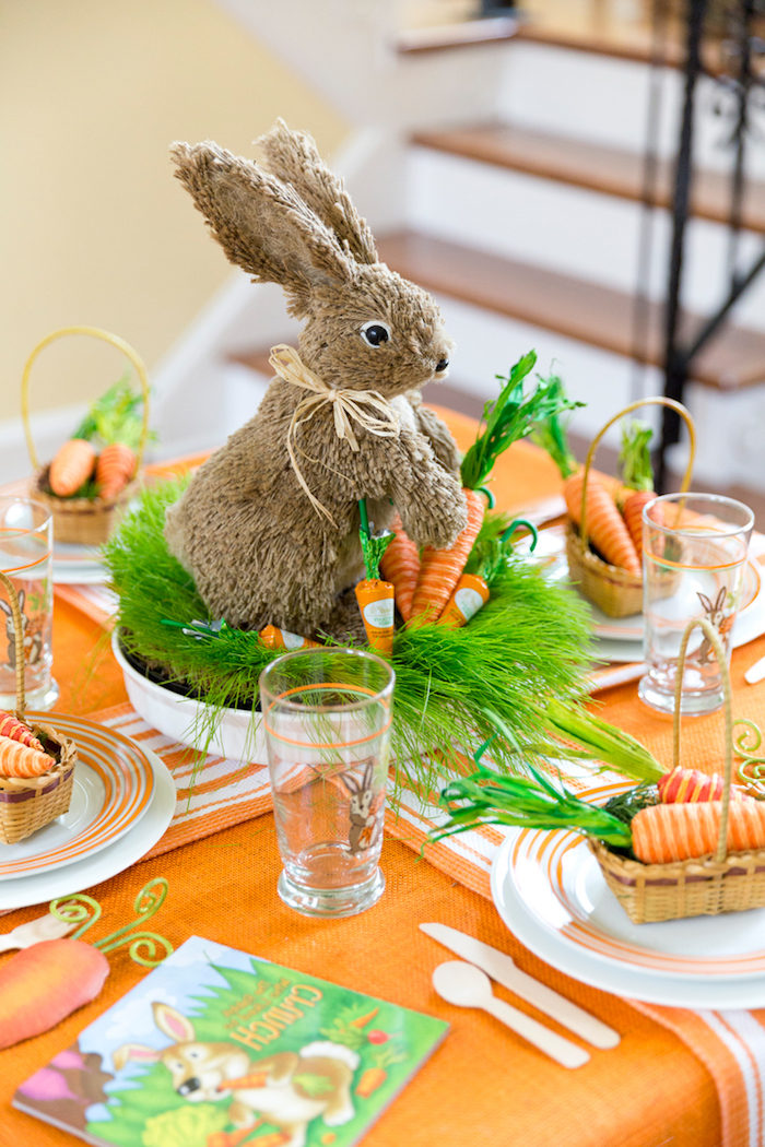 Tischdeko mit Osterhase und Karotten, orange Tischdecke, grünes Nest