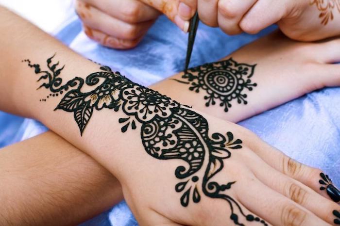henna tattoo selber machen, arme mit schwarzem henna verzieren, mehndi muster