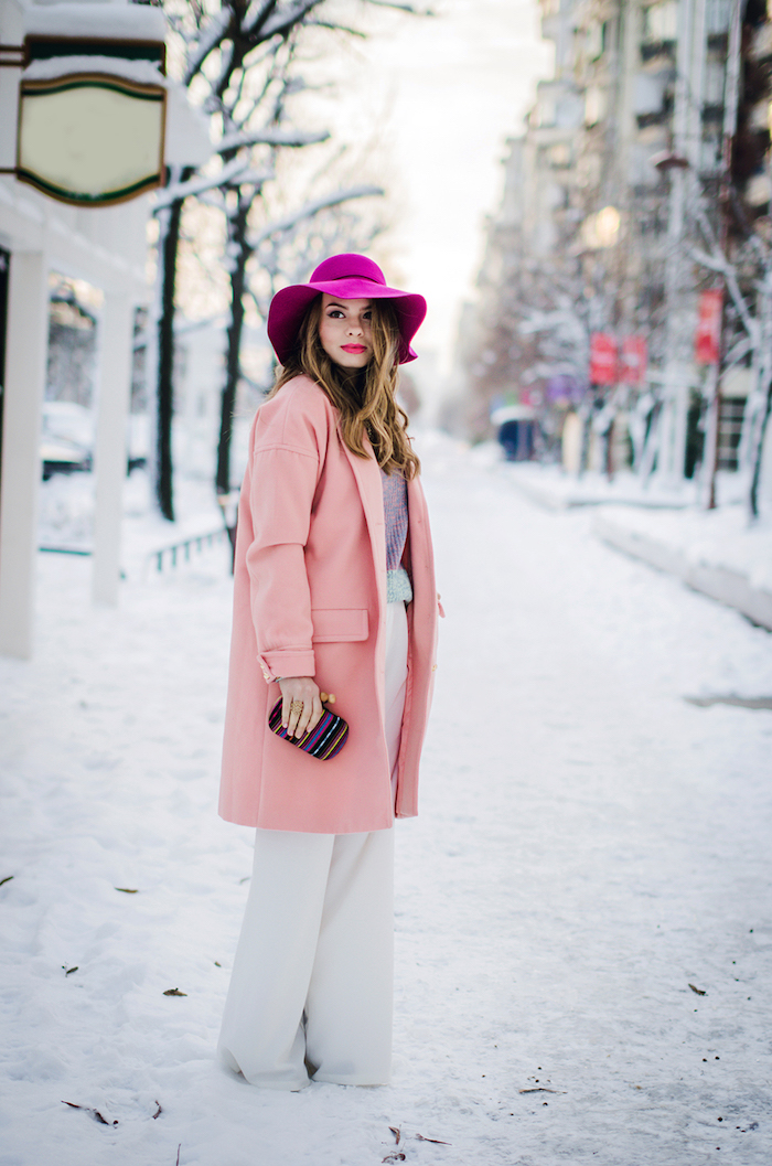 winter outfit damen, hellrosa mantel in kombination mit rosa hut, weiße weite hose