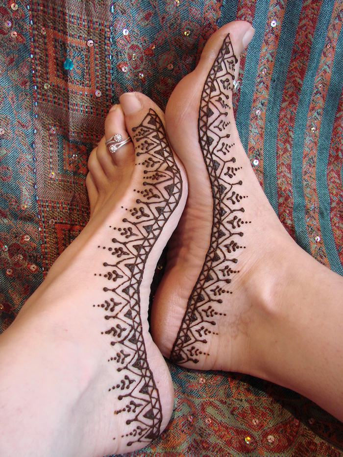 henna tattoo selber machen, silberner ring mit steinchen, füße mit braunem henna verzieren, mehndi